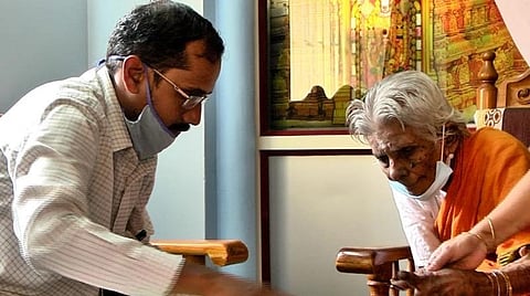 தபால் வாக்குகள் சேகரிக்கும் பணி.
