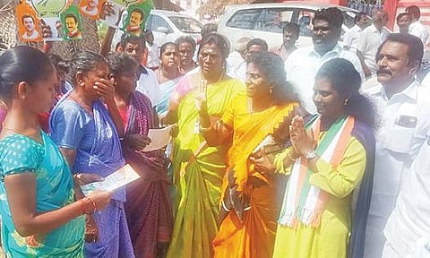 வில்லிபுத்தூர் தொகுதியில் தந்தைக்காக தீவிர வாக்கு சேகரிப்பில் ஈடுபட்டுள்ள திவ்யா.