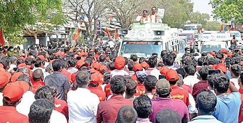 ஈரோடு சோலார் பகுதியில் நாம் தமிழர் கட்சி வேட்பாளர்களை ஆதரித்து அக்கட்சியின் தலைமை ஒருங்கிணைப்பாளர் சீமான் பேசினார்.