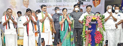 கிருஷ்ணகிரியில் அதிமுக மற்றும் அதன் கூட்டணி கட்சி வேட்பாளர்களை ஆதரித்து நடந்த பிரச்சார பொதுக்கூட்டத்தில் துணை முதல்வர் ஓ.பன்னீர்செல்வம் பேசினார்.