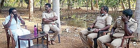 சிவகங்கை அருகே பனங்காடியில் உள்ள தோட்டத்து வீட்டில் காவலில் வைக்கப்பட்ட கருணாஸ் எம்எல்ஏ.