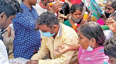 பிரச்சாரத்தின்போது வெப்பத்திலிருந்து பாதுகாக்க தொண்டர்களுக்கு குளிர்பானம்