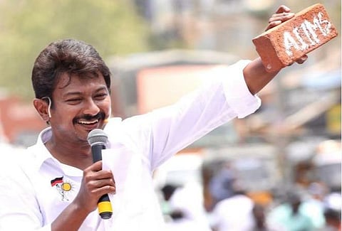 எய்ம்ஸ் செங்கல்லைத் திருடிவிட்டார் உதயநிதி: நடவடிக்கை கோரி பாஜக பிரமுகர் போலீஸில் புகார்