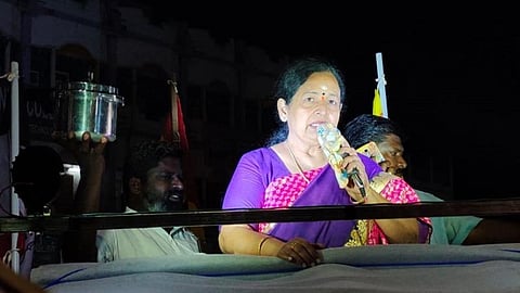 திருப்பத்தூர் அண்ணாசிலை அருகே அத்தொகுதி அமமுக வேட்பாளர் கே.கே.உமாதேவனை ஆதரித்து பிரச்சாரம் செய்த நடிகை சி.ஆர்.சரஸ்வதி.