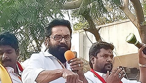 ஆம்பூரில் தேர்தல் பிரச்சாரத்தில் ஈடுபட்ட சமத்துவ மக்கள் கட்சி தலைவர் சரத்குமார்.