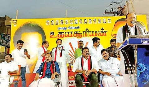 சங்கரன்கோவிலில் திமுக வேட்பாளர் ஈ.ராஜாவை ஆதரித்து மதிமுக பொதுச் செயலாளர் வைகோ பிரச்சாரம் செய்தார்.