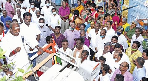 புதுச்சேரி தட்டாஞ்சாவடி தொகுதி புதுப்பேட்டை பகுதியில் என்ஆர் காங்கிரஸ் தலைவர் ரங்கசாமி பிரச்சாரத்தை தொடங்கினார். படம்: எம்.சாம்ராஜ்