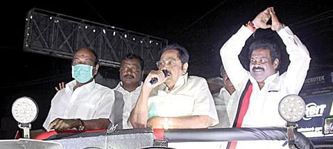 திருவள்ளூர் தொகுதி திமுக வேட்பாளர் வி.ஜி.ராஜேந்திரனுக்கு ஆதரவாக மணவாளநகரில் திமுக பொதுச் செயலாளர் துரைமுருகன் வாக்கு சேகரித்தார்.