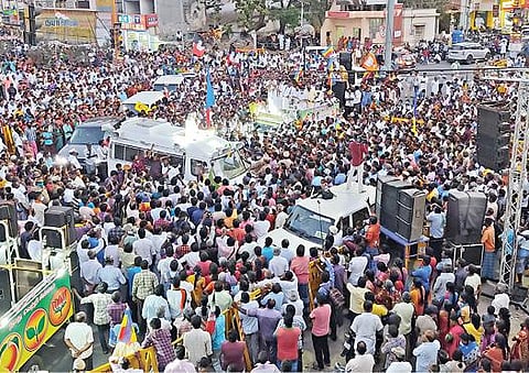 தருமபுரி 4 சாலை சந்திப்பில் தருமபுரி தொகுதி வேட்பாளர் வெங்கடேஸ்வரன் (பாமக), பாப்பிரெட்டிப்பட்டி தொகுதி வேட்பாளர் கோவிந்தசாமி (அதிமுக) ஆகியோருக்கு ஆதரவு கேட்டு பிரச்சாரம் மேற்கொண்ட அன்புமணி ராமதாஸ்.