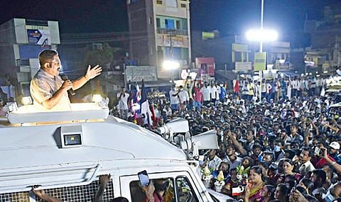சேலம் தாதகாப்பட்டி பகுதியில் நேற்று முன்தினம் இரவு நடந்த பிரச்சாரத்தில் அமமுக பொதுச்செயலாளர் டிடிவி.தினகரன் வேட்பாளர்களை ஆதரித்து வாக்கு சேகரித்தார். படம்: எஸ்.குரு பிரசாத்
