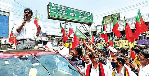 இலவசங்களால் எந்தவித பயனும் இல்லை: கூடலூர் தொகுதி தேர்தல் பிரச்சாரத்தில் விஜயபிரபாகரன் கருத்து