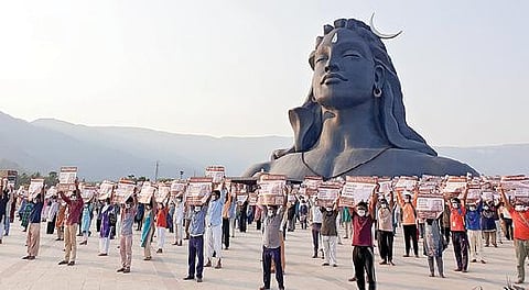 கோவை ஈஷா யோகா மையத்தில் உள்ள ஆதியோகி சிலை முன்பு `கோயில் அடிமை நிறுத்து' என்ற பதாகையை ஏந்தியபடி, சத்குருவின் இயக்கத்துக்கு ஆதரவு தெரிவித்த பொதுமக்கள்.