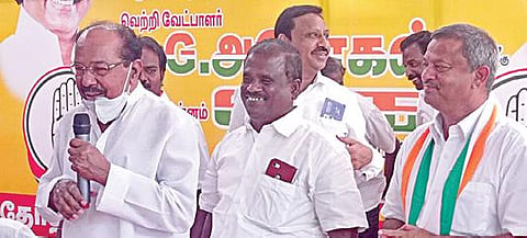 சிவகாசியில் நடைபெற்ற காங்கிரஸ் கட்சி செயல்வீரர்கள் கூட்டத்தில் பங்கேற்ற கர்நாடக முன்னாள் முதல்வர் வீரப்பமொய்லி.