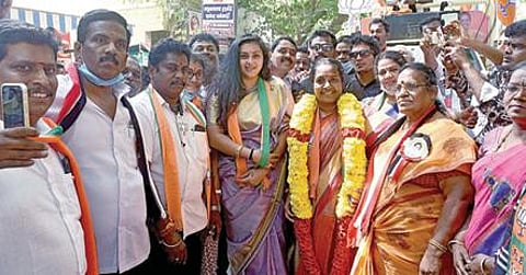 கோவை தெற்கு தொகுதி பாஜக வேட்பாளர் வானதி சீனிவாசனுக்கு ஆதரவாக நேற்று கோவை ராம்நகரில் வாக்கு சேகரித்த திரைப்பட நடிகை நமீதா. அருகில் வேட்பாளர் வானதி சீனிவாசன் உள்ளிட்டோர். படம் : ஜெ.மனோகரன்