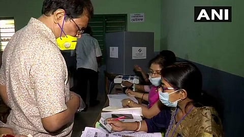 மேற்கு வங்கம், அசாம் சட்டப்பேரவைத் தேர்தல்; முதல்கட்ட வாக்குப்பதிவு தொடங்கியது- இளம் வாக்காளர்களுக்கு பிரதமர் மோடி அழைப்பு
