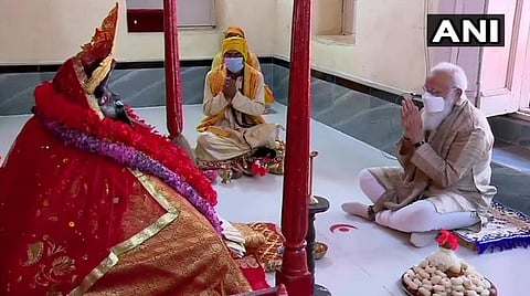 காளி கோயிலில் பிரதமர் மோடி வழிபாடு நடத்திய காட்சி: படம் | ஏஎன்ஐ.