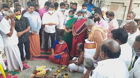 ராகு பரிகார தோஷ நிவர்த்தி பூஜையில், சசிகலா கலந்துகொண்டார்.