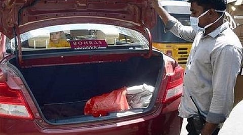 மதுரையில் வாகனச் சோதனைக்கு மட்டுமே முக்கியத்துவம் கொடுக்கும் தேர்தல் கண்காணிப்பு குழுக்கள்: சிக்கும் வியாபாரிகள்; தப்பிக்கும் வேட்பாளர்கள்