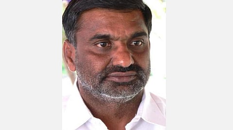 காரில் அதிமுக சின்னத்துடன் டி-ஷர்ட் பறிமுதல்: அமைச்சர் கே.சி.வீரமணி உட்பட 5 பேர் மீது வழக்கு