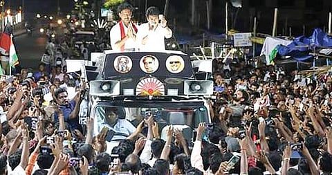 திருவெறும்பூர் பேருந்து நிலையத்தில் திமுக வேட்பாளர் அன்பில் மகேஷ் பொய்யாமொழியை ஆதரித்து பிரச்சாரம் செய்த திமுக இளைஞரணிச் செயலாளர் உதயநிதி ஸ்டாலின்.