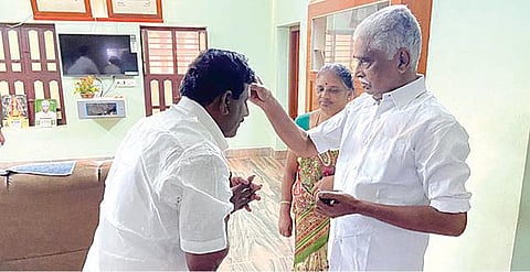 கண்ணங்குடி அருகே கப்பலூரில் கே.ஆர்.ராமசாமி வீட்டில் அவரிடம் ஆசி பெற்ற காங்கிரஸ் வேட்பாளர் மாங்குடி.