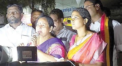 சிவகங்கையில் அமமுக வேட்பாளர் அன்பரசனை ஆதரித்து பேசினார் அமமுக கொள்கை பரப்புச் செயலாளர் சி.ஆர். சரஸ்வதி.