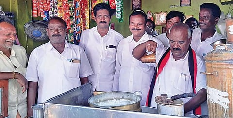 அனந்தபுரம் பேரூராட்சியில் வாடிக்கையாளர்களுக்கு டீ போட்டு கொடுக்கும் திமுக வேட்பாளர் மஸ்தான்.