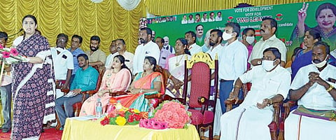 சட்டப்பேரவை தேர்தலில் எழும்பூர் தொகுதி அதிமுக கூட்டணி வேட்பாளர் ஜான் பாண்டியனை ஆதரித்து மத்திய அமைச்சர் ஸ்மிருதி இராணி சென்னை வேப்பேரியில் உள்ள தனியார் மஹாலில் நேற்று நடைபெற்ற நிகழ்ச்சியில் வாக்கு சேகரித்தார். படம்: க.ஸ்ரீபரத்