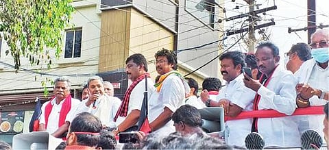 ஓசூரில் மதசார்பற்ற முற்போக்கு கூட்டணியின் திமுக வேட்பாளர் ஒய்.பிரகாஷை ஆதரித்து, கர்நாடக முன்னாள் முதல்வர் சித்தராமையா பேசினார். உடன் இந்திய கம்யூனிஸ்ட் மாநில செயலாளர் முத்தரசன், கிருஷ்ணகிரி எம்பி செல்லகுமார் உள்ளிட்டோர்.