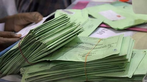இன்று தபால் வாக்கு பதிவு செய்யும் நிலையில் காவல் நிலையங்களுக்கே சென்று ‘கவர்' அளிப்பு: அதிரடி சோதனையில் பணம் சிக்கியது