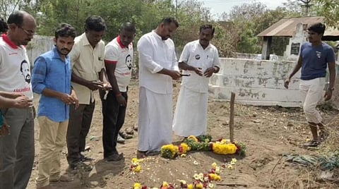 காரைக்குடி ஆறுமுகநகர் மயானத்தில் இறந்த ஆதரவற்றவர் உடலை நல்லடக்கம் செய்த மக்கள் நீதி மய்யம் வேட்பாளர் ராஜ்குமார்.