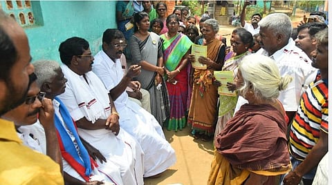 சிவகங்கை தொகுதி ஒக்கூரில் திண்ணைப் பிரச்சாரத்தில் ஈடுபட்ட இந்தியக் கம்யூனிஸ்ட் கட்சி வேட்பாளர் குணசேகரன்.