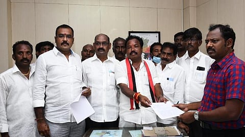 பண விநியோகப் புகார்; கே.என்.நேருவைத் தகுதி நீக்கம் செய்ய வேண்டும்: அதிமுக வேட்பாளர் புகார் மனு