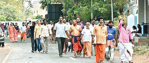 திருவண்ணாமலையில் தடையை மீறி பக்தர்கள் பவுர்ணமி கிரிவலம்