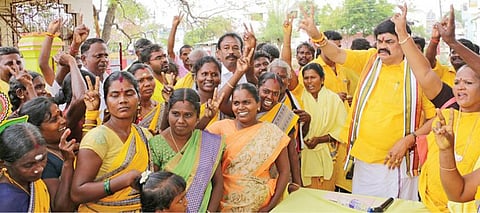 சிதம்பராபுரத்தில் வாக்கு சேகரித்த அமைச்சர் கே.டி.ராஜேந்திபாலாஜி.