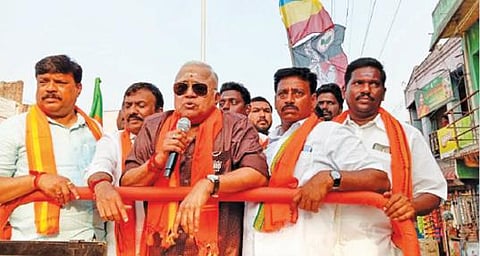 மண்ணாடிப்பட்டு தொகுதியில் போட்டியிடும் பாஜக வேட்பாளர் முன்னாள் அமைச்சர் நமச்சிவாயத்தை ஆதரித்து திருக்கனூர் கடை வீதியில் நடிகர் ராதாரவி பிரச்சாரம் செய்தார்.