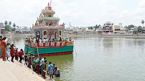 கும்பகோணம் மகாமக குளத்தில் பங்குனி உத்திரத்தை முன்னிட்டு நடைபெற்ற தெப்ப உற்சவம்.