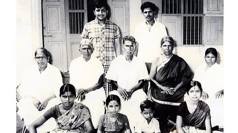 சொந்த வீட்டில் முதல் போட்டோ.
