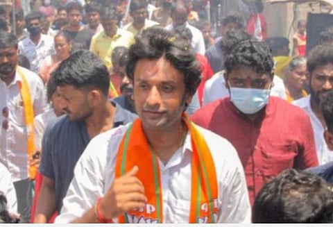 பாட்மிண்டன் விளையாடி பாஜக வேட்பாளர் வினோஜ் செல்வம் வாக்குச் சேகரிப்பு