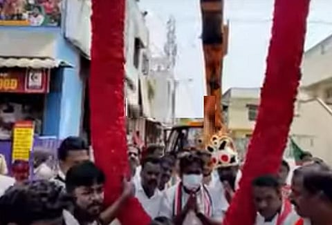 ராட்சத கிரேன் மூலம் அமைச்சருக்கு 25 அடி நீள மாலை அணிவித்த தொண்டர்கள்