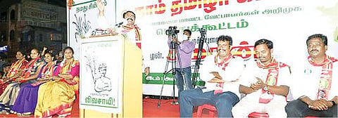 திருவண்ணாமலையில் நடைபெற்ற பிரச்சார கூட்டத்தில் பேசும் நாம் தமிழர் கட்சி தலைமை ஒருங்கிணைப்பாளர் சீமான்.