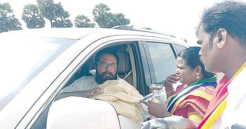 மானாமதுரை தொகுதிக்குட்பட்ட இளையான்குடியில் காரில் இருந்தபடி மக்கள் நீதி மய்யம் வேட்பாளர் சிவசங்கரியிடம் பொன்னாடை பெற்றுக் கொண்ட சமத்துவ மக்கள் கட்சித் தலைவர் சரத்குமார்.