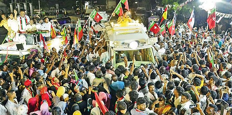 அமமுக வேட்பாளர்களை ஆதரித்து மதுரை பழங்காநத்தத்தில் பேசிய அக்கட்சியின் பொதுச்செயலர் டிடிவி. தினகரன். படம்: எஸ்.கிருஷ்ணமூர்த்தி