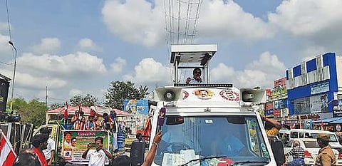 புவனகிரியில் இந்திய ஜனநாயகக்கட்சி வேட்பாளர் ரேவதிக்கு ஆதரவாக அக்கட்சியின் தலைவர் ரவிபச்சமுத்து பிரச்சாரத்தில் ஈடுபட்டு வாக்கு சேகரித்தார்.