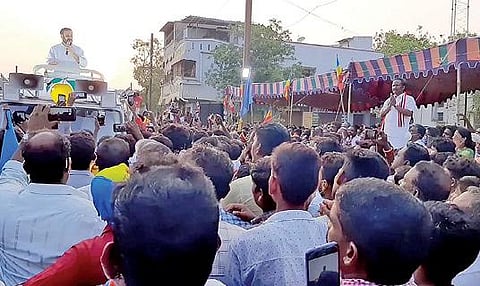கம்மாபுரத்தில் புவனகிரி அதிமுக வேட்பாளர் அருண்மொழிதேவனுக்கு வாக்கு சேகரிக்கும் பாமக இளைஞரணி தலைவர் அன்புமணிராமதாஸ்.