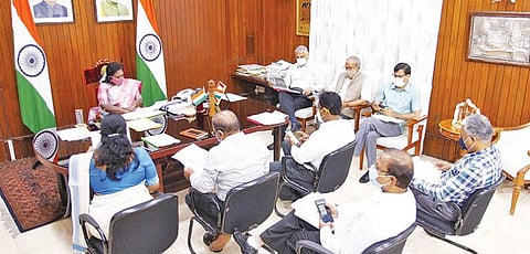 75-வது சுதந்திர தின பெருவிழா கொண்டாட்டத்தின் ஒரு பகுதியாக ‘பசுமை புதுச்சேரி’ யை உருவாக்குவது தொடர்பாக ஆளுநர் தமிழிசை தலைமையில் நடந்த ஆய்வுக் கூட்டத்தில் பங்கேற்ற அதிகாரிகள்.