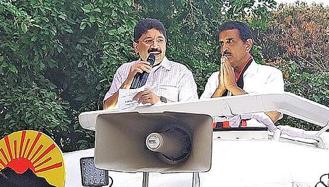 பொள்ளாச்சி தொகுதி திமுக வேட்பாளர் டாக்டர் வரதராஜனை ஆதரித்து நெகமத்தில் நேற்று பிரச்சாரம் செய்த தயாநிதி மாறன். படம்: எஸ்.கோபு