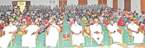 ஆழியாறு அறிவுத் திருக்கோயில் நிறுவன தலைவரும் யோகா குருவுமான வேதாத்திரி மகரிஷியின் 15-ம் ஆண்டு வேள்வி தினத்தையொட்டி நடைபெற்ற ஆன்மிக உலக சாதனை தவத்தில் பங்கேற்றவர்களில் ஒரு பகுதியினர்.