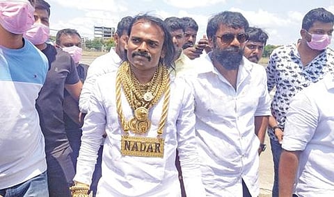 ராமநாதபுரம் ஆட்சியர் அலுவலக வளாகத்தில் ஹெலிகாப்டரில் வந்திறங்கிய பனங்காட்டுப்படை கட்சி நிறுவனத் தலைவர் ராக்கெட் ராஜா, ஒருங்கிணைப்பாளர் ஹரிநாடார்.