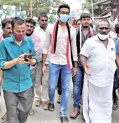 அதிமுக கட்சித் துண்டு அணிந்து கோவை சுகுணாபுரத்தில் நடைபெற்ற கண்டன ஆர்ப்பாட்டத்தில் கலந்துகொண்ட அமைச்சர் எஸ்.பி.வேலுமணியின் மகன் விகாஷ்.